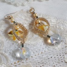 BO Bo'Soleil montato con cuori di cristallo Swarovski, perle dorate e ganci per orecchie in oro 14 carati.